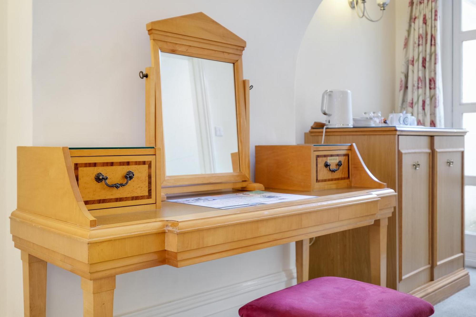 Charles House - Windsor Castle Hotel Екстериор снимка