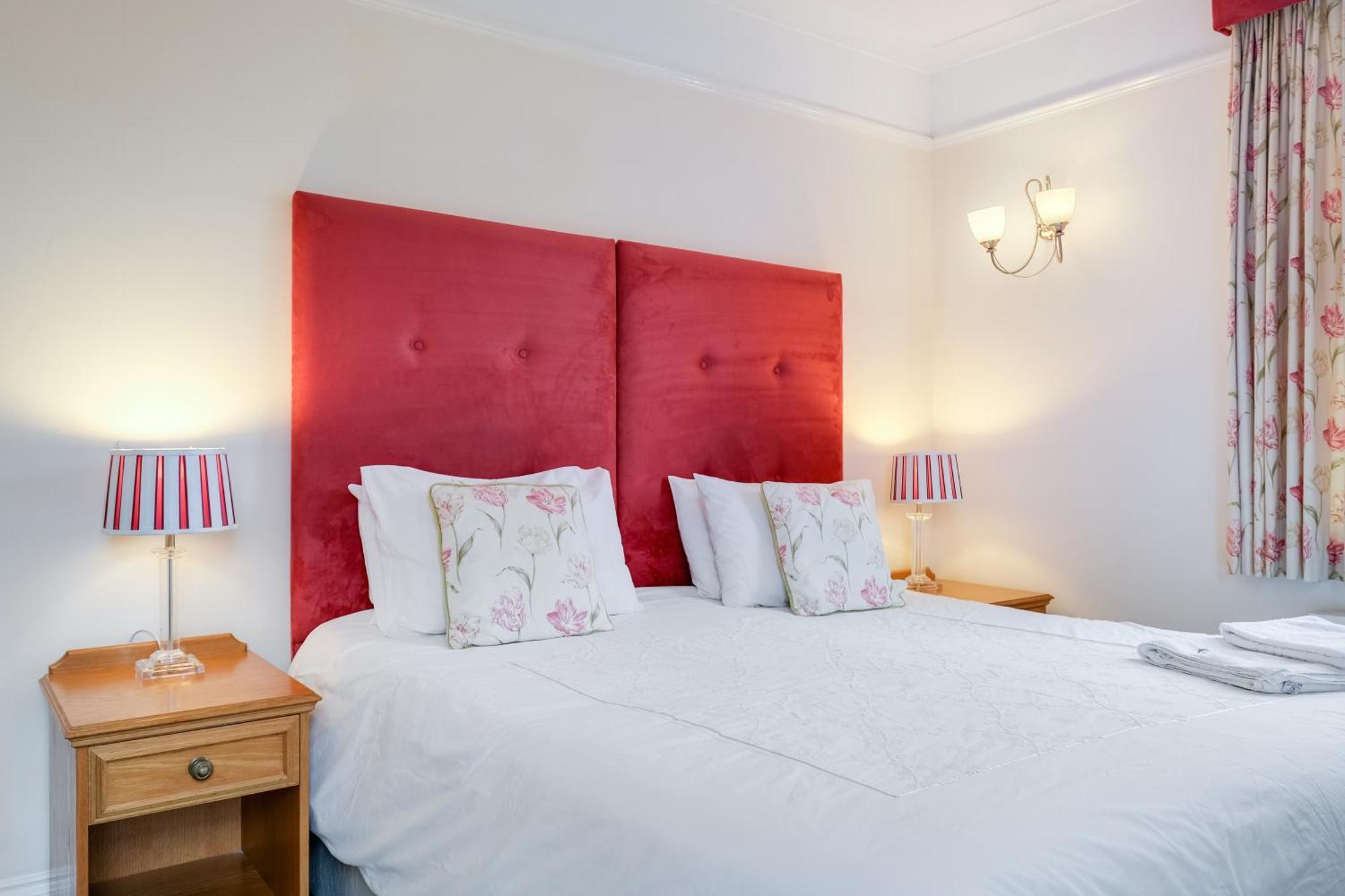 Charles House - Windsor Castle Hotel Екстериор снимка