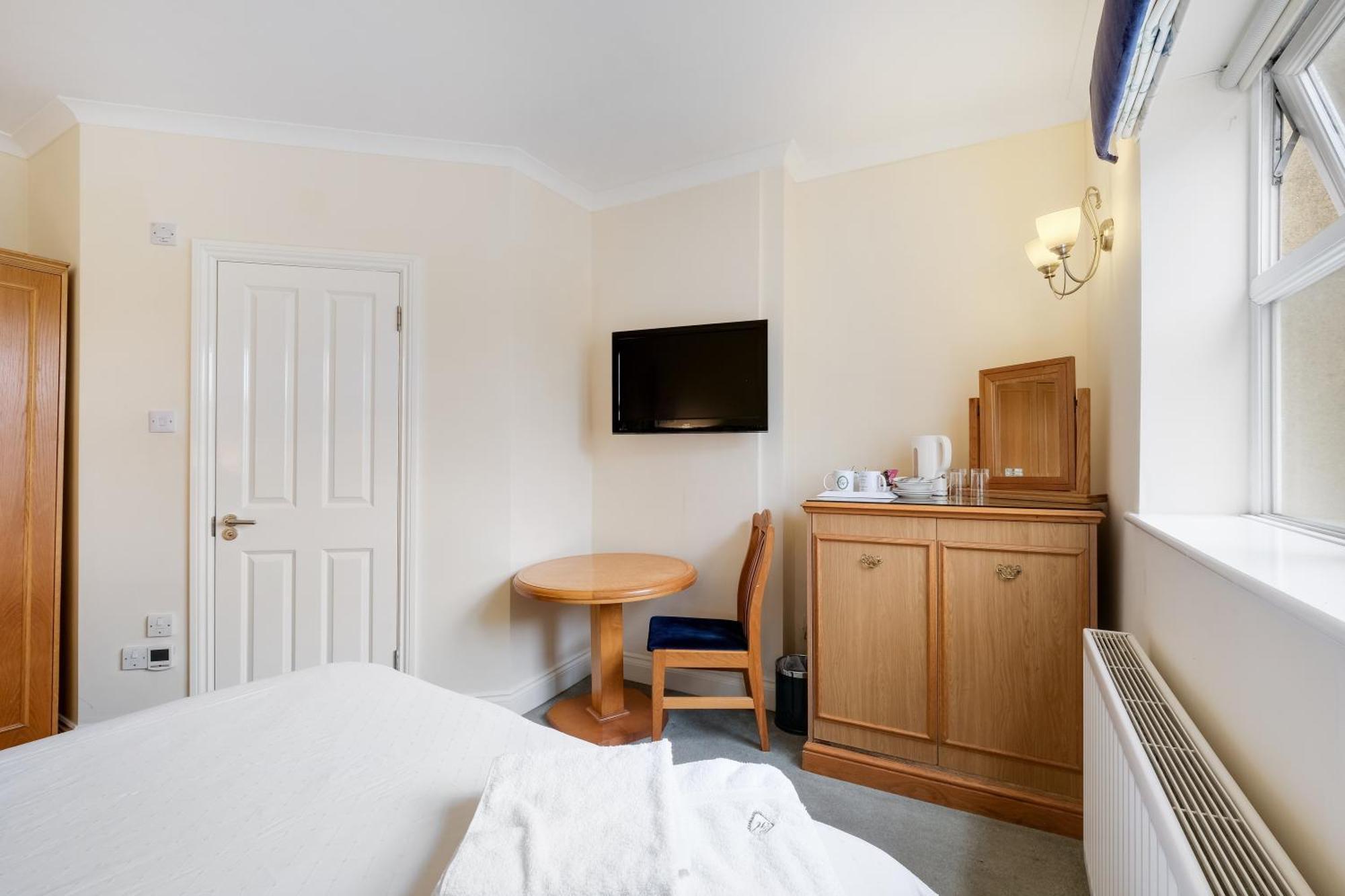 Charles House - Windsor Castle Hotel Екстериор снимка